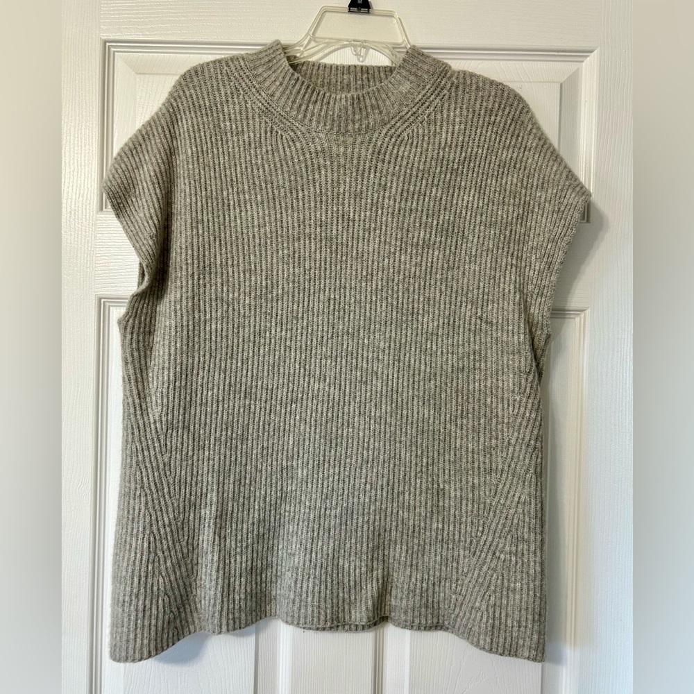 Mint Julep Boutique: Gray Ribbed Knit Short Sleeve Sweater; MEDIUM